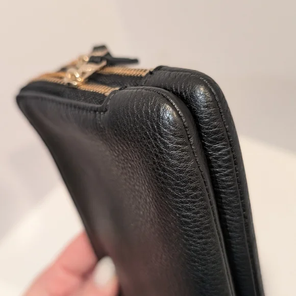Coach Black Leather Wristlet with Double Gold Zipper - GUC - Picture 8 of 13